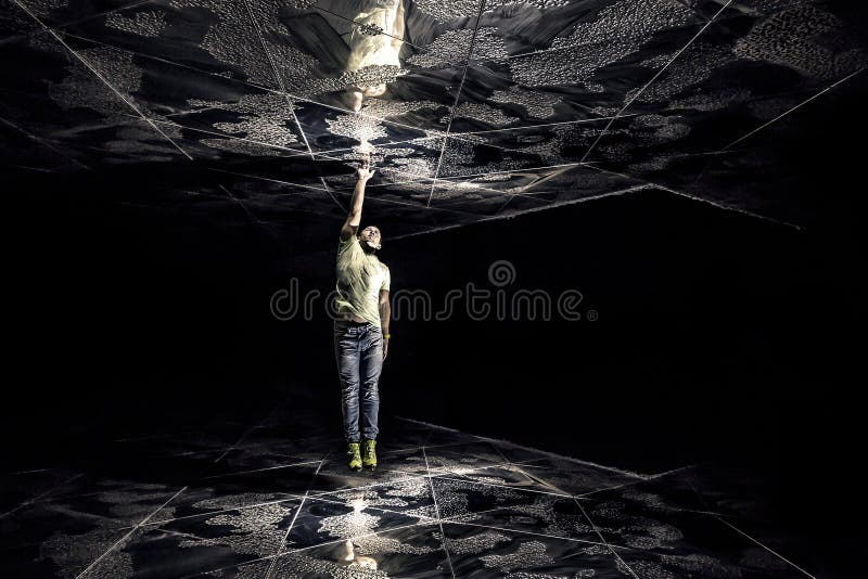 Konceptualna fotografia młody i atrakcyjny mężczyzna między dwa ścianami zdjęcia royalty free Konceptualna fotografia młody i atrakcyjny mężczyzna między dwa ścianami zdjęcia royalty free