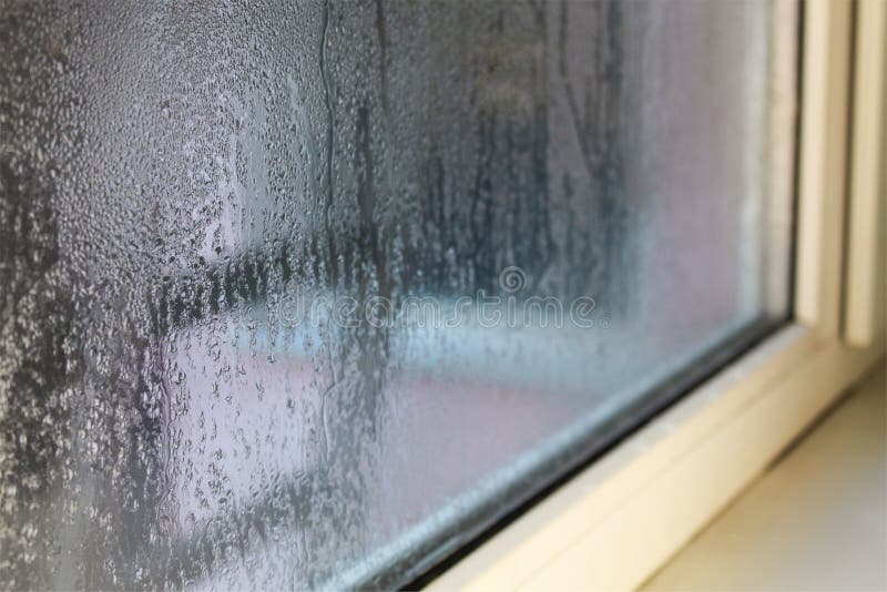 Kondensation auf dem Fenster stockbild Kondensation auf dem Fenster stockbild