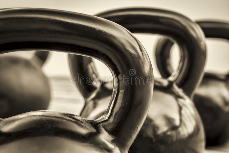 Konditionkettlebells - svartvitt abstrakt begrepp royaltyfri fotografi