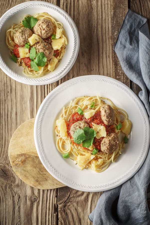 Konfektions- spagetti köttbullar och servett på brädet royaltyfri foto Konfektions- spagetti köttbullar och servett på brädet royaltyfri foto
