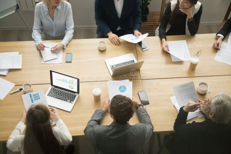 Konferenstabellen med affärsfolk grupperar arbete tillsammans, te royaltyfria foton Konferenstabellen med affärsfolk grupperar arbete tillsammans, te royaltyfria foton