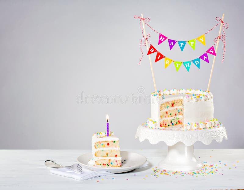 Konfetti-Geburtstags-Kuchen lizenzfreie stockbilder Konfetti-Geburtstags-Kuchen lizenzfreie stockbilder