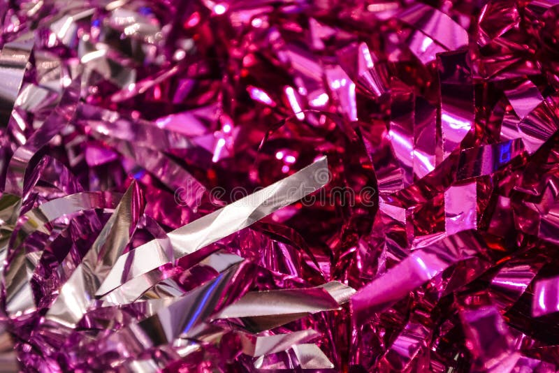 konfettiar Festlig prydnad, en dekor från regn för nya år bakgrund eller texturerar Ljusa karmosinröda, röda och rosa färger feri royaltyfria bilder konfettiar Festlig prydnad, en dekor från regn för nya år bakgrund eller texturerar Ljusa karmosinröda, röda och rosa färger feri royaltyfria bilder