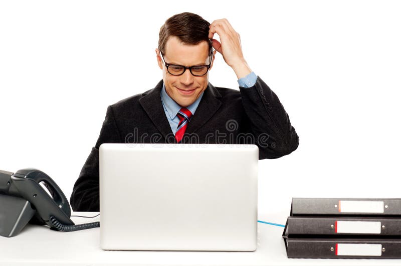 Konfuser männlicher Manager, der seinen Kopf itching ist stockfoto