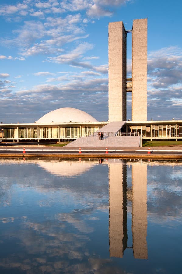 Kongresu brazylijski obywatel. Brasilia Brazylia, Czerwiec, - 3, 2015: Brazylijski kongres narodowy odbijający na wodzie zmierzchem Budynek projektował Oscar Niemeyer w nowożytnym brazylijczyka stylu