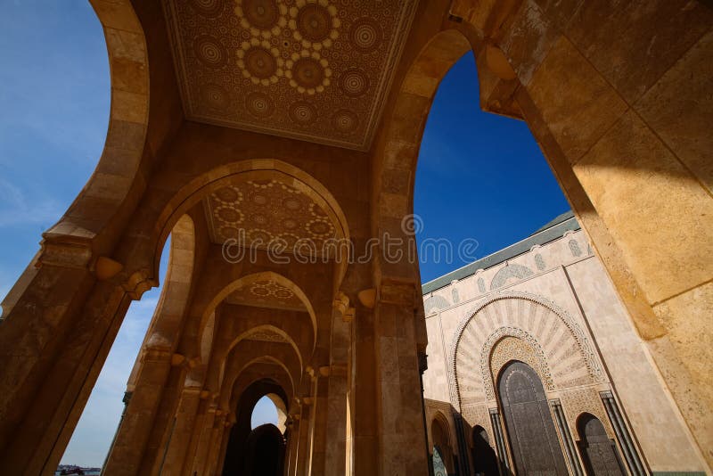 Koning Hassan II Moskeeoverwelfde galerijen, Moskee tijdens de blauwe hemel in Casablanca, Marokko stock afbeelding Koning Hassan II Moskeeoverwelfde galerijen, Moskee tijdens de blauwe hemel in Casablanca, Marokko stock afbeelding