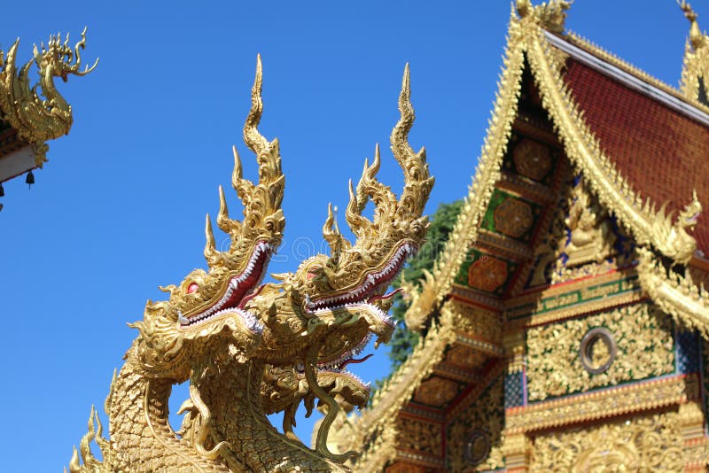 Koning van het standbeeld en Wat van Nagas in Thailand royalty-vrije stock afbeelding Koning van het standbeeld en Wat van Nagas in Thailand royalty-vrije stock afbeelding