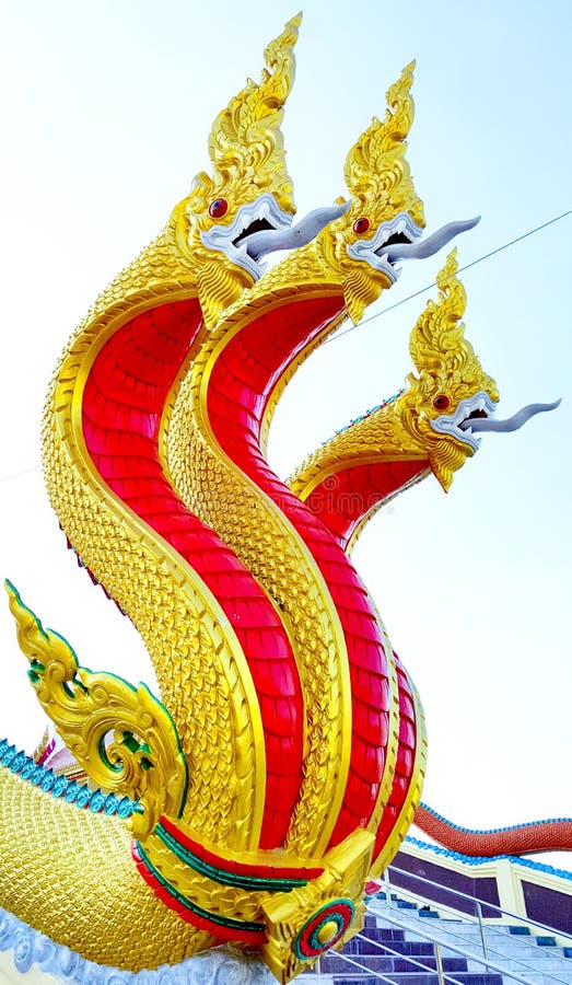 Koning van Nagas-standbeeld bij tempel, Thailand royalty-vrije stock foto Koning van Nagas-standbeeld bij tempel, Thailand royalty-vrije stock foto