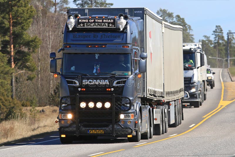 Koning van Weg Aangepaste Scania-Vervoer van de Ladingsvrachtwagen stock fotografie Koning van Weg Aangepaste Scania-Vervoer van de Ladingsvrachtwagen stock fotografie