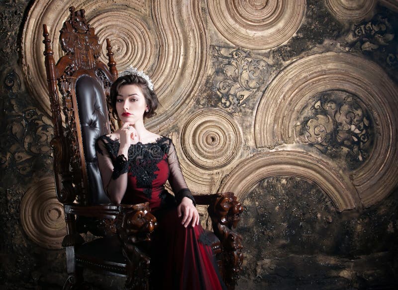 Koningin in rode kledingszitting op troon Symbool van macht en rijkdom