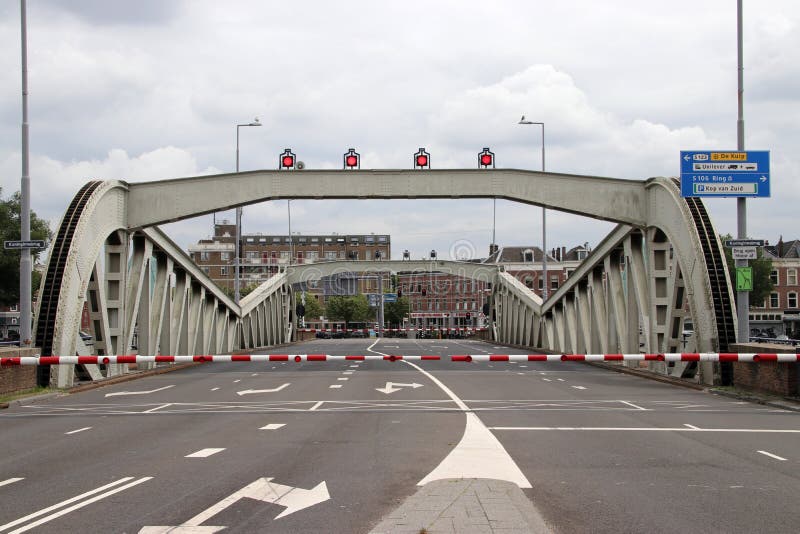 koninginnebrug, most między wyspą wymieniał Noordereiland i południe Rotterdam otwiera fotografia stock koninginnebrug, most między wyspą wymieniał Noordereiland i południe Rotterdam otwiera fotografia stock