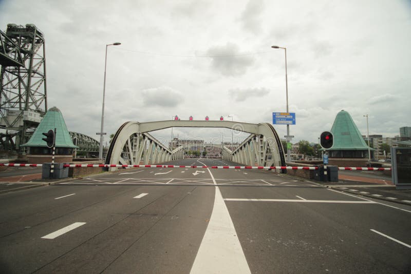 koninginnebrug, most między wyspą wymieniał Noordereiland i południe Rotterdam otwierają S obrazy royalty free koninginnebrug, most między wyspą wymieniał Noordereiland i południe Rotterdam otwierają S obrazy royalty free