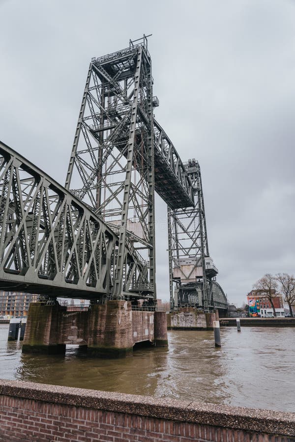 Koningshavenbrug de hef是鹿特丹历史上的工业明珠，也被称为天鹅桥 图库摄影