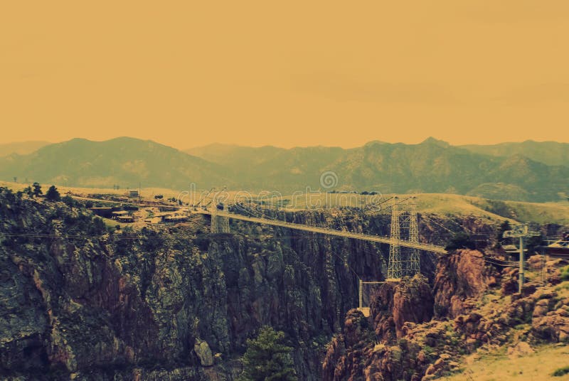 Koninklijk Kloofbrug en Park - Hangbrug over de smalle Canion van de Rivier van Arkansas in Colorado met bergen in backgro stock afbeelding Koninklijk Kloofbrug en Park - Hangbrug over de smalle Canion van de Rivier van Arkansas in Colorado met bergen in backgro stock afbeelding