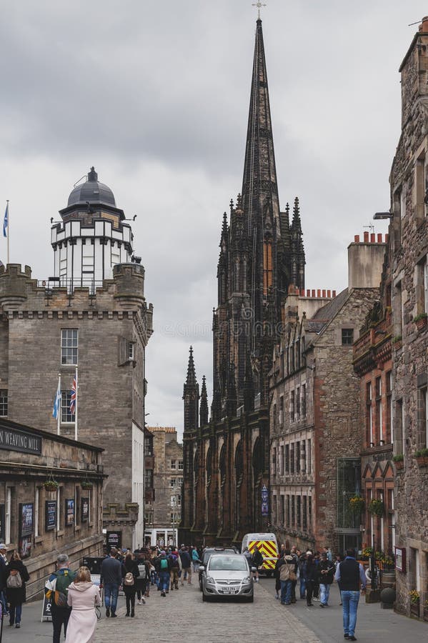 Koninklijke Mijl, toeristische straat van de Oude Stad van Stadsedinburgh in Schotland met met Tron-Kirk of de Hub royalty-vrije stock afbeelding Koninklijke Mijl, toeristische straat van de Oude Stad van Stadsedinburgh in Schotland met met Tron-Kirk of de Hub royalty-vrije stock afbeelding