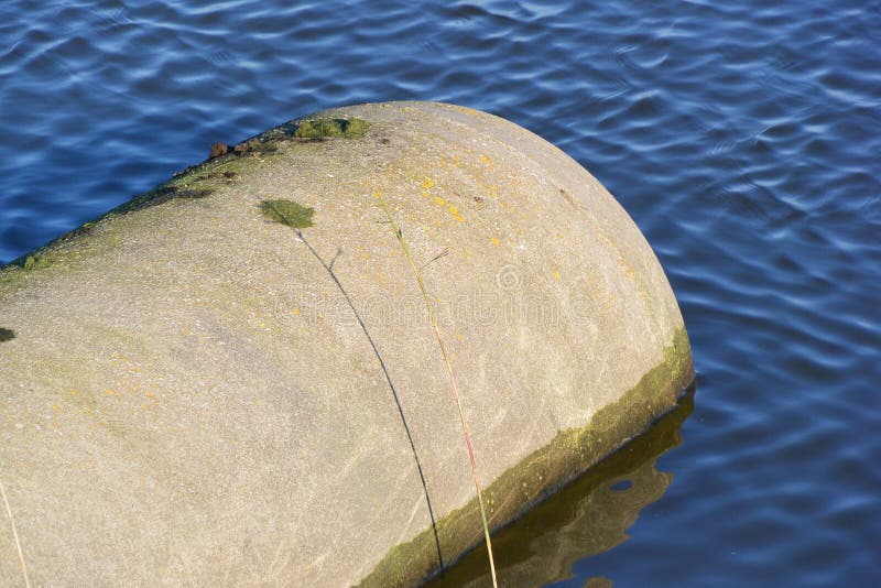Konkret vattenuttagrör arkivfoto Konkret vattenuttagrör arkivfoto