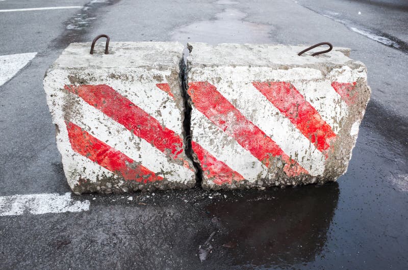 Konkrete Straßensperre mit warnendem Muster stockbild Konkrete Straßensperre mit warnendem Muster stockbild