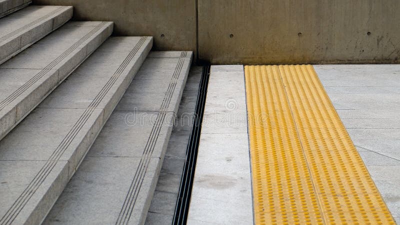Konkrete Treppe mit Gleitschutznut- und Stahlgosse stockfotografie Konkrete Treppe mit Gleitschutznut- und Stahlgosse stockfotografie