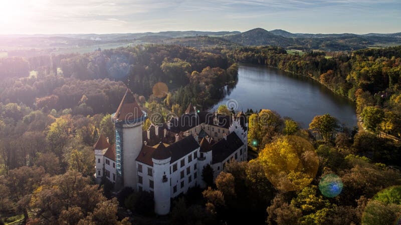 KonopiÅ ¡ tÄ› - de luchtmening van de hommelhorizon van kasteel stock afbeeldingen KonopiÅ ¡ tÄ› - de luchtmening van de hommelhorizon van kasteel stock afbeeldingen