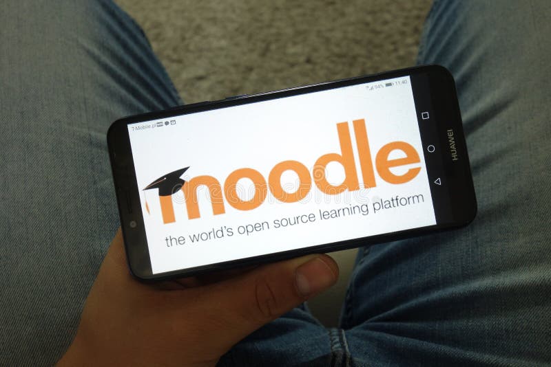 KONSKIE, POLEN - Juni 29, 2019: Moodleembleem op mobiele telefoon stock foto KONSKIE, POLEN - Juni 29, 2019: Moodleembleem op mobiele telefoon stock foto