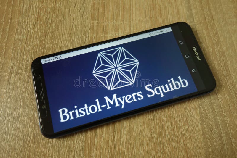 KONSKIE, POLONIA - 11 de junio de 2019: Bristol-Myers Squibb Company - logotipo de BMS en el teléfono móvil