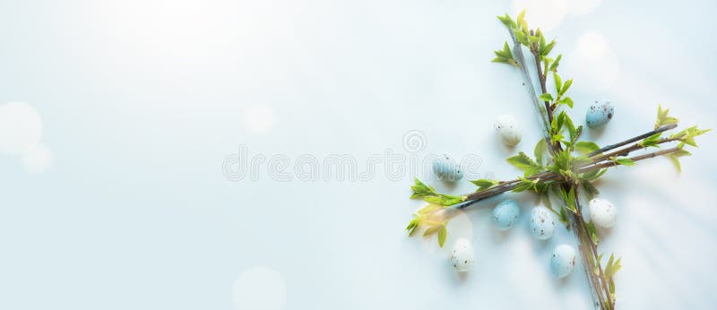 Konst glad påskårsbanderoll eller gratulationskort med påskblomskorsning och påskägg på blå bakgrund Kristian