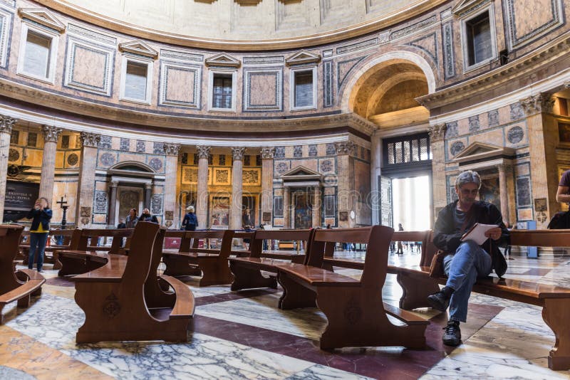Konstnär som drar inre av panteon italy rome royaltyfri fotografi Konstnär som drar inre av panteon italy rome royaltyfri fotografi