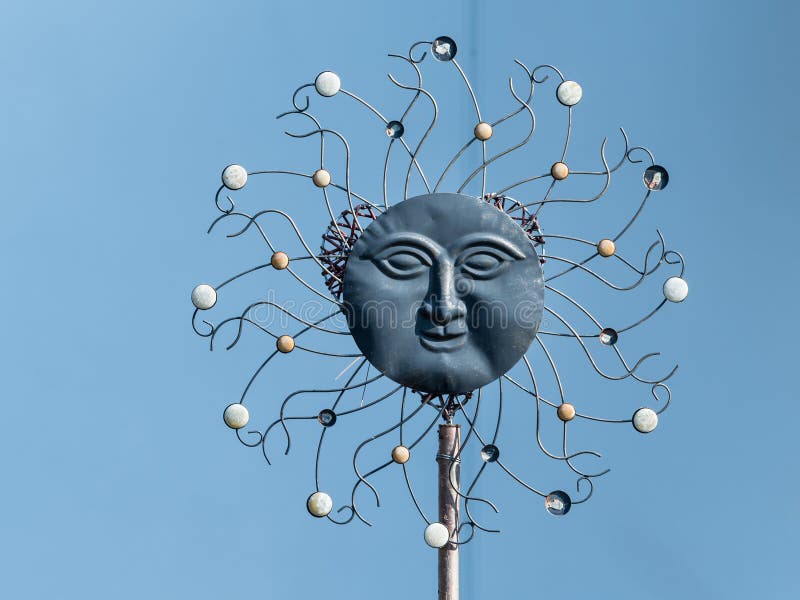 Konstnärlig skulptur av solen som göras av olika material royaltyfri foto Konstnärlig skulptur av solen som göras av olika material royaltyfri foto