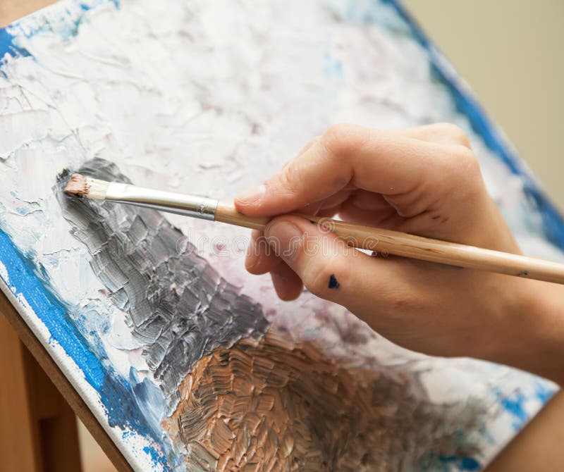 Konstnären målar royaltyfria bilder