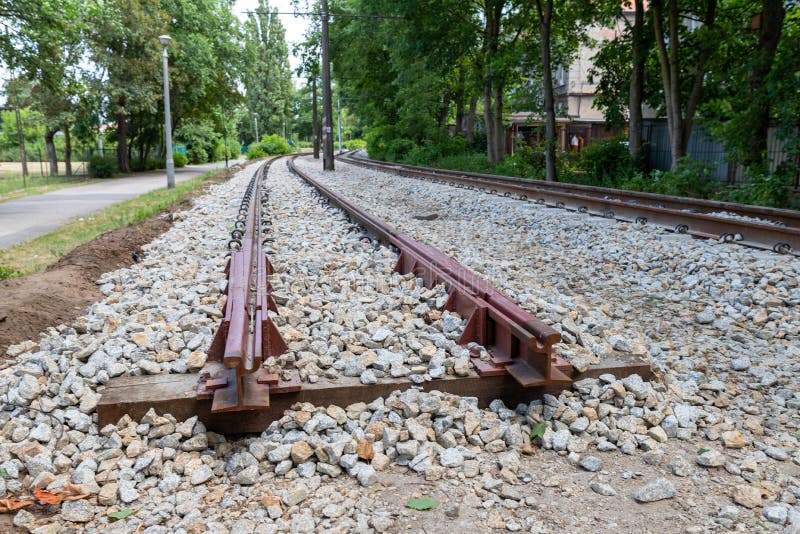 Konstruktion av nya spårvagnspår i stads- infrastruktur Början av den järnväg linjen royaltyfria foton Konstruktion av nya spårvagnspår i stads- infrastruktur Början av den järnväg linjen royaltyfria foton