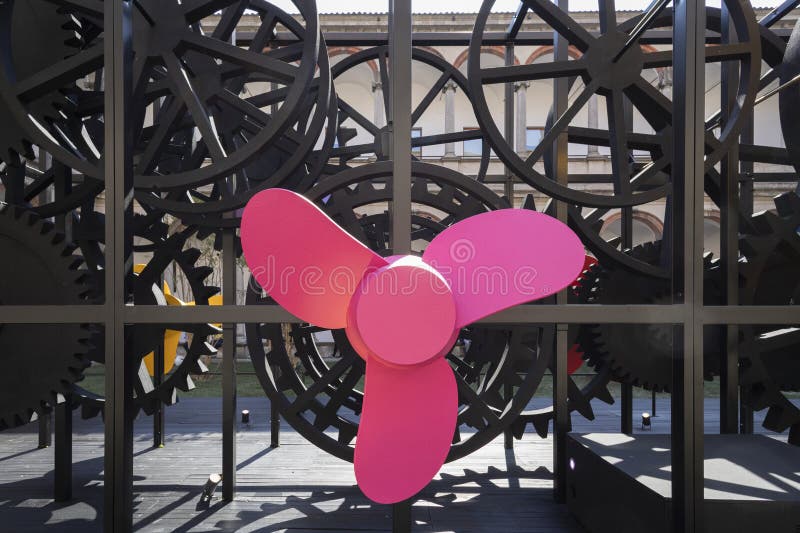 Konstruktion av svarta metallverk med stor rosa propeller i mitten royaltyfri foto