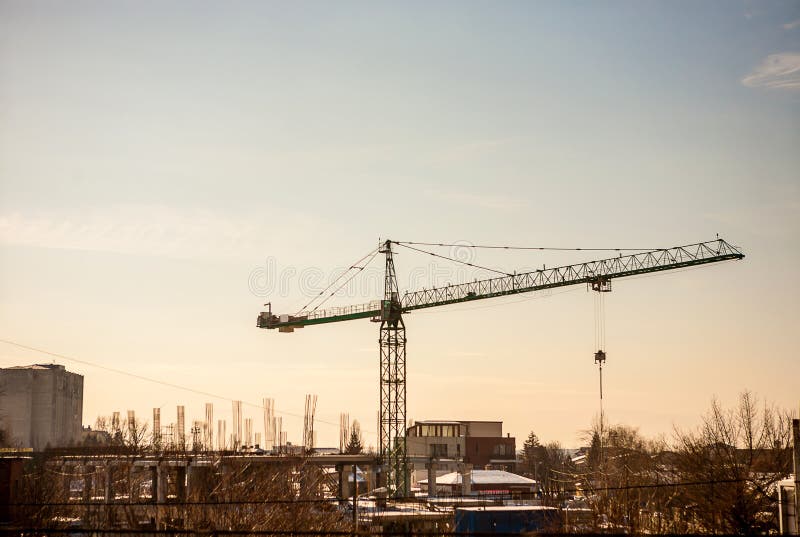 Konstruktion med en kran industrialiserar in område arkivbilder Konstruktion med en kran industrialiserar in område arkivbilder
