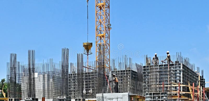 Konstruktionsgrop med f?rberedelsen av f?rst?rkningen och formwork f?r konstruktionen av fundament arkivbilder Konstruktionsgrop med f?rberedelsen av f?rst?rkningen och formwork f?r konstruktionen av fundament arkivbilder