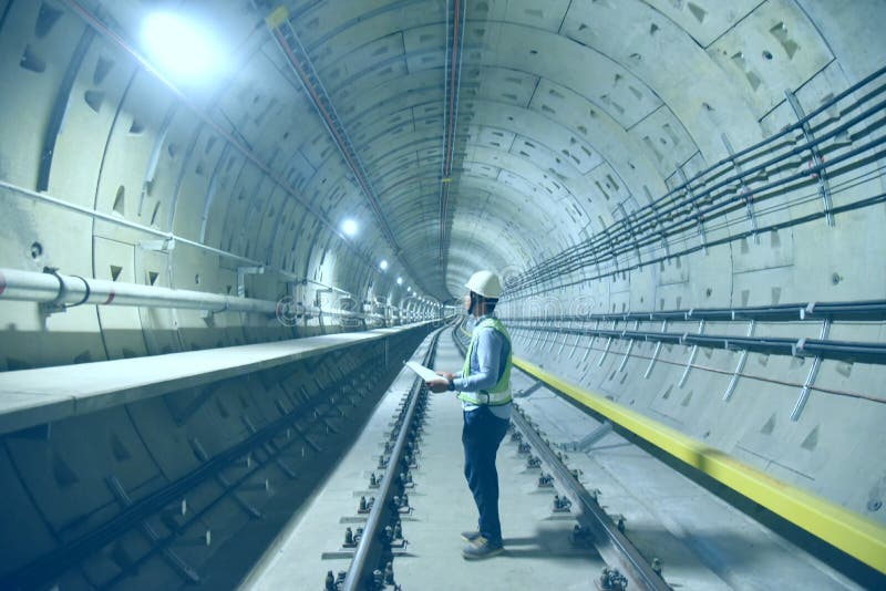 Konstruktionsingenieur überprüft Betonstruktur im Tunneluntergrundbau das Hintergrundkonzept für den Eisenbahnbau