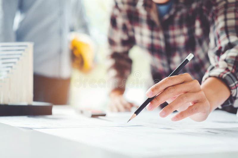 Konstruuje spotkania dla architektonicznego projekta na miejscu pracy i działania z partner inżynierią zdjęcie royalty free