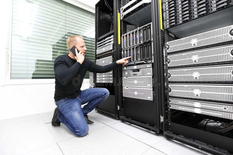 IT konsultant dzwoni poparcie w datacenter zdjęcia stock IT konsultant dzwoni poparcie w datacenter zdjęcia stock