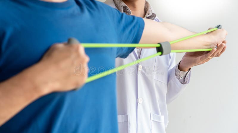 konsulterande sjukgymnastik för fysioterapeutdoktorsrehabilitering som ger sig öva behandling med patienten i physio klinik eller arkivfoto konsulterande sjukgymnastik för fysioterapeutdoktorsrehabilitering som ger sig öva behandling med patienten i physio klinik eller arkivfoto