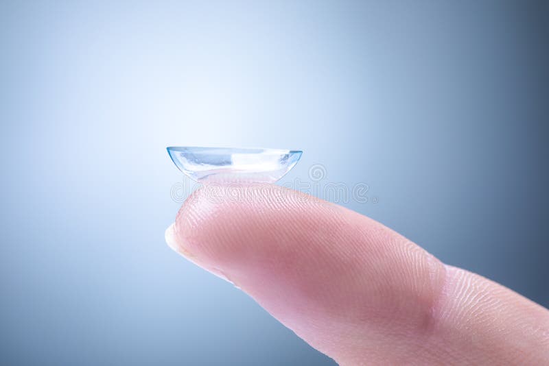 Kontaktlins på ett finger