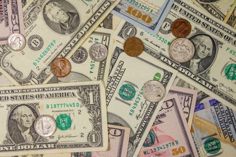 Kontekst różnych banknotów i monet w dolarach amerykańskich
