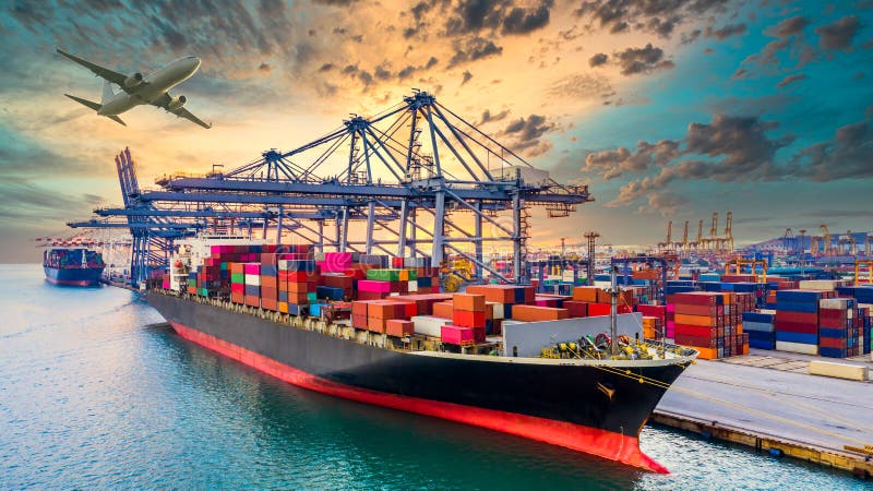 Kontenerowy statek towarowy Global business import handel eksportowy logistyka i transport na całym świecie za pomocą konteneroweg Kontenerowy statek towarowy Global business import handel eksportowy logistyka i transport na całym świecie za pomocą konteneroweg