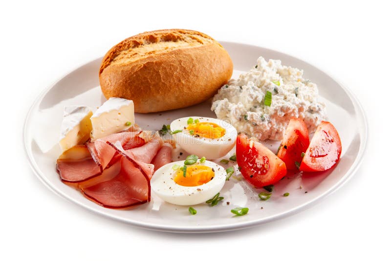 Kontinentales Frühstück gekochte Eier, Tomaten aus weißem Käse und Brötchen auf weißem Hintergrund lizenzfreie stockfotografie