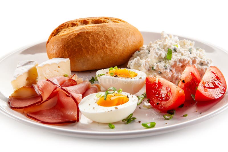Kontinentales Frühstück gekochte Eier, Tomaten aus weißem Käse und Brötchen auf weißem Hintergrund lizenzfreies stockfoto