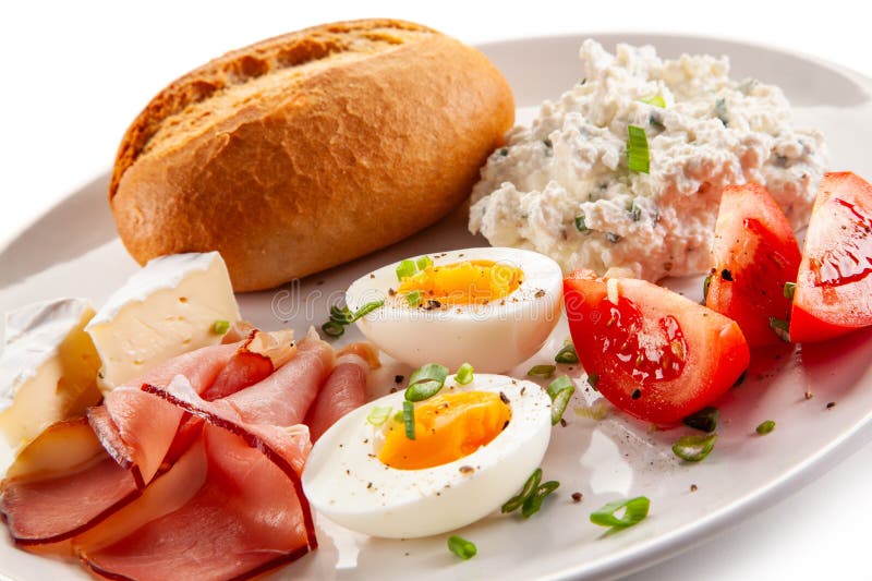 Kontinentales Frühstück gekochte Eier, Tomaten aus weißem Käse und Brötchen auf weißem Hintergrund lizenzfreie stockbilder
