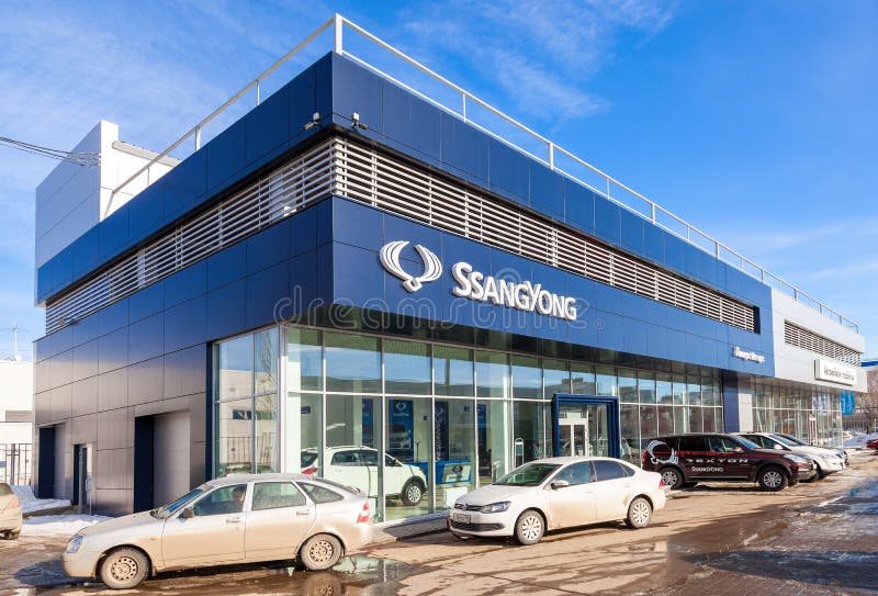 Kontor av den officiella återförsäljaren Ssangyong i samaraen, Ryssland fotografering för bildbyråer