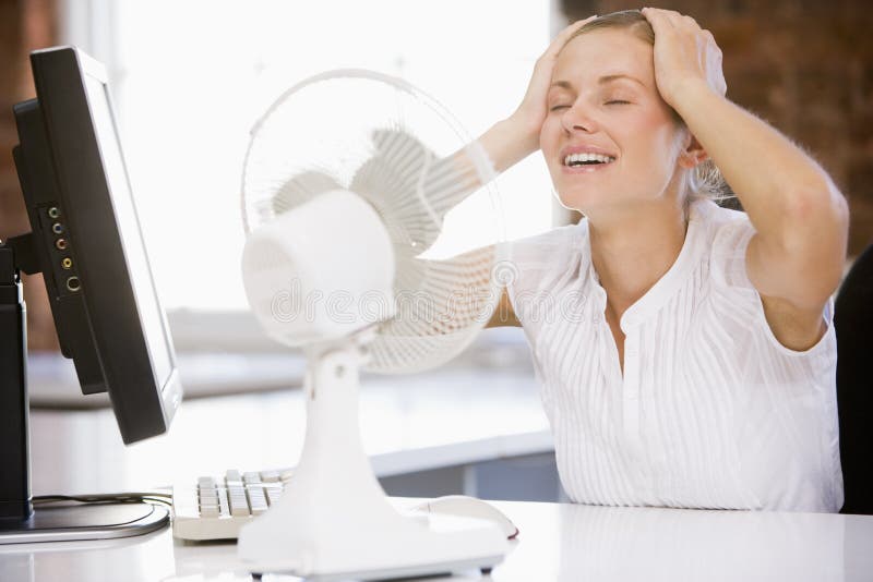 kontor för affärskvinnadatorventilator royaltyfri foto kontor för affärskvinnadatorventilator royaltyfri foto