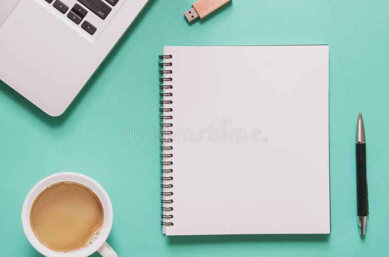 Kontorsarbetsplatsbegrepp Datorbärbar dator med den tomma anteckningsboken, kopp kaffe, penna, pråligt drev, på blå bakgrund arkivfoton Kontorsarbetsplatsbegrepp Datorbärbar dator med den tomma anteckningsboken, kopp kaffe, penna, pråligt drev, på blå bakgrund arkivfoton