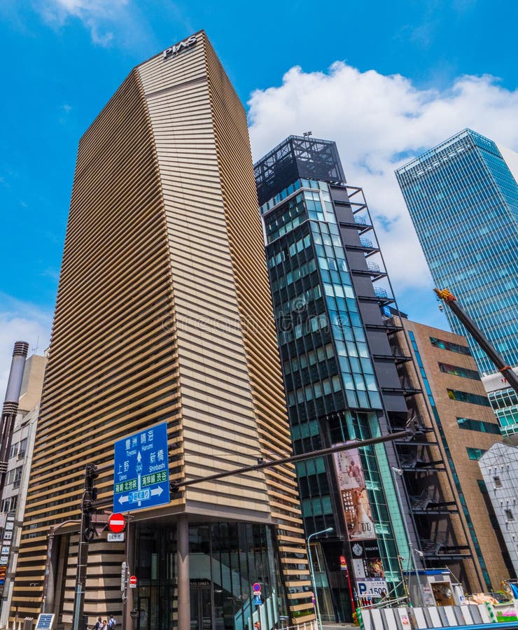 Kontorsskyskrapor i Ginza Tokyo i stadens centrum - modern arkitektur - TOKYO, JAPAN - JUNI 12, 2018 arkivfoton Kontorsskyskrapor i Ginza Tokyo i stadens centrum - modern arkitektur - TOKYO, JAPAN - JUNI 12, 2018 arkivfoton