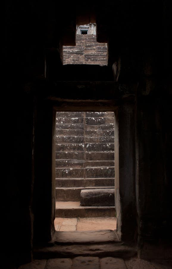 Kontrast ciemne przestrzenie i lekki outside w jeden sławne UNESCO Angkor świątynie, Ta Keo blisko Siem, Przeprowadza żniwa w Kam fotografia royalty free Kontrast ciemne przestrzenie i lekki outside w jeden sławne UNESCO Angkor świątynie, Ta Keo blisko Siem, Przeprowadza żniwa w Kam fotografia royalty free