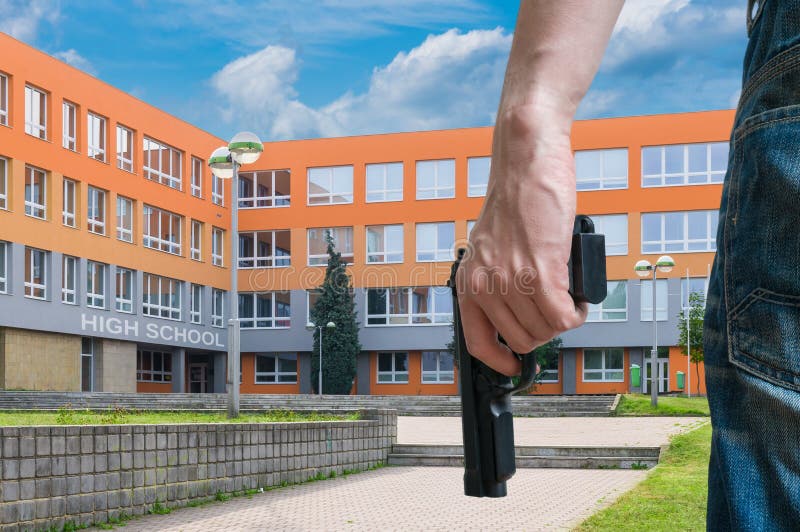 Kontrola broni palnej pojęcie Potomstwo zbrojący mężczyzna trzyma krócicę w ręce publicznie blisko szkoły