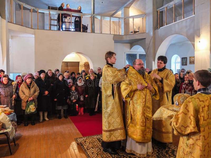 Kontroll av konstruktionen av den kyrkliga och biskops- servicen i den Kaluga regionen av Ryssland royaltyfria foton Kontroll av konstruktionen av den kyrkliga och biskops- servicen i den Kaluga regionen av Ryssland royaltyfria foton